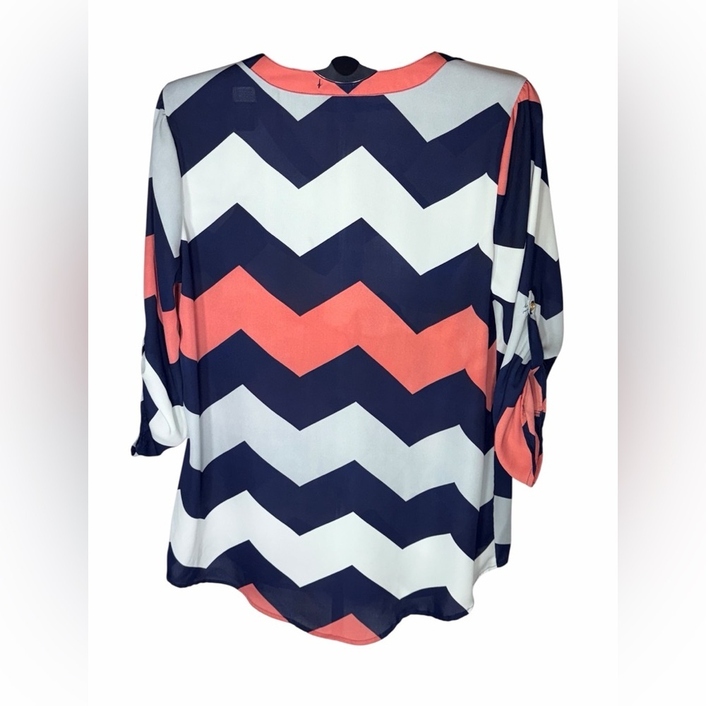 💥Rue21 Navy and Coral Chevron Blouse - Picture 2 of 5
